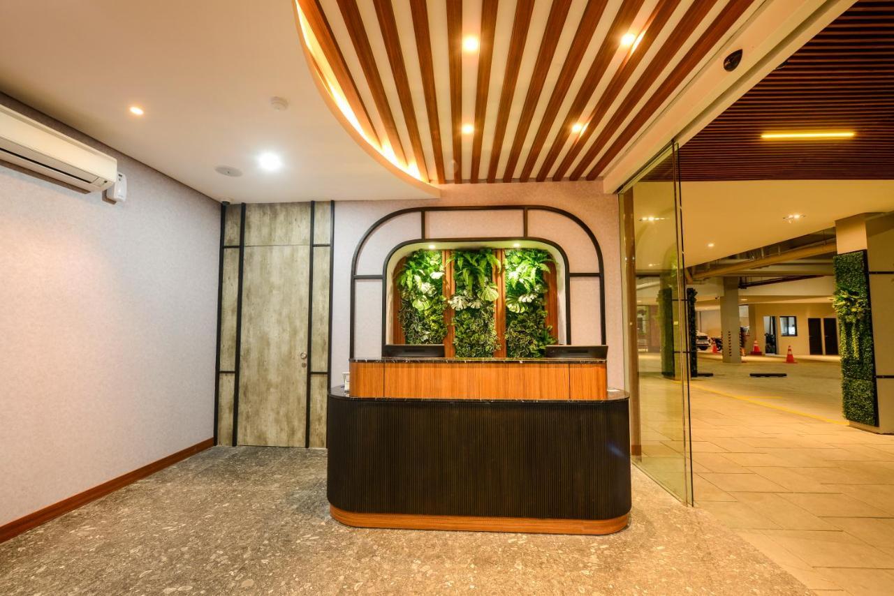 Nata Azana Hotel Solo Exteriör bild